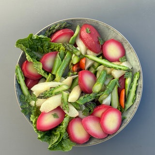 Spargel-Salat mit rote Bete-Kartoffeln angerichtet auf einem Teller. Ein SWR1 Pfännle-Rezept.