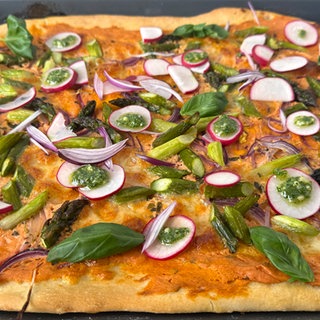 Pizza mit Radieschen und Radieschenblätter-Pesto