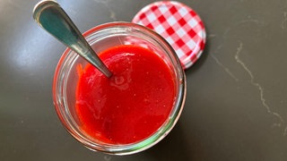 Leckerer, frisch gerührter Erdbeer-Aufstrich im Schraubglas