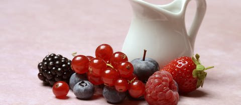 Einige wenige frische Himbeeren, Erdbeeren, Heidelbeeren, Johannisbeeren