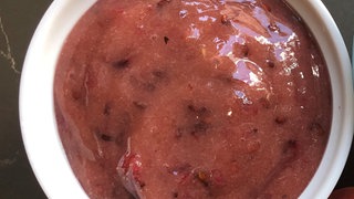 Schälchen mit Stachelbeer-Aufstrich, der ohne zu kochen selbstgemacht werden kann