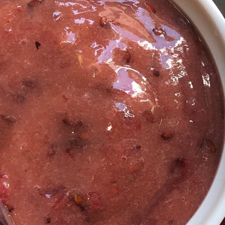 Schälchen mit Stachelbeer-Aufstrich, der ohne zu kochen selbstgemacht werden kann