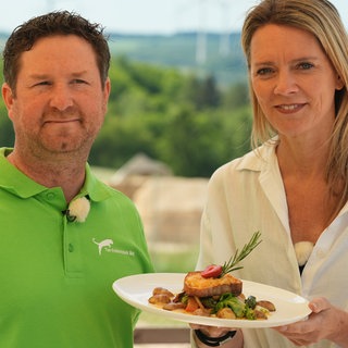 Remo Müller und Susanne Nett mit dem gekochten Raclette-Baguette mit Grünem Spargel