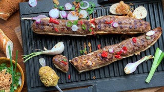 Laugenstangen-Hälften mit Merguez gefüllt als schneller Snack