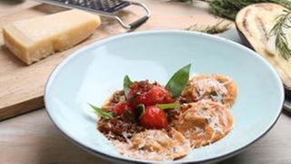 Gemüse-Teigtaschen mit Tomatensoße