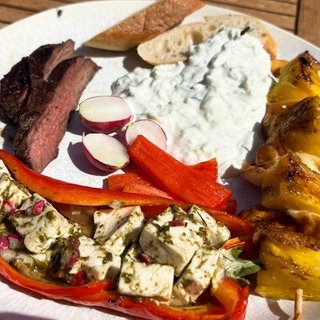 Ein schöner bunter Grillteller schmeckt nicht nur gut, sondern macht auch was fürs Auge her.