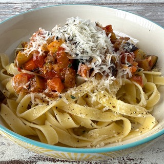 Frische Bandnudeln mit Ratatouille