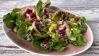 Römersalat mit Johannisbeeren, Bratenaufschnitt und Sesambröseln