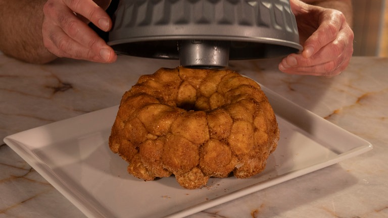 Das fertig gebackene Affenbrot auf einen Teller stürzen. 