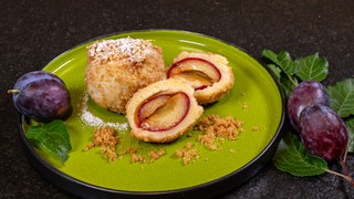 Zwetschgenknödel: der fruchtig-süße Klassiker aus Österreich und Ungarn mit einer Panade aus Semmelbröseln.