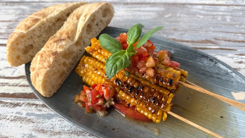 Gebratene Maiskolbenviertel mit Tomatensalsa 