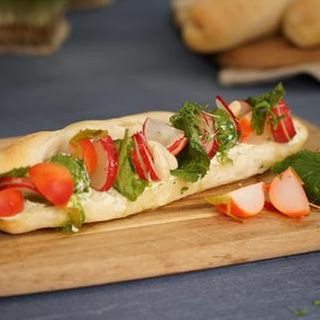 Stangenbrot mit eingelegten Radieschen und Ziegenkäse