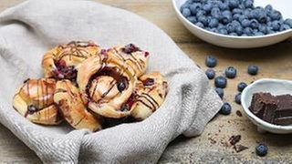 Hefeschnecken mit Vanillecreme und Heidelbeeren
