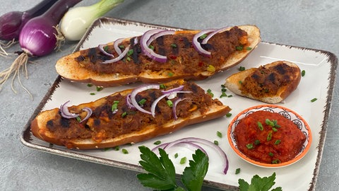 Gegrillte Merguez-Laugenstange