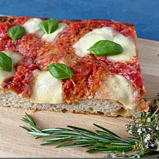 Knusprige Focaccia mit Mozzarella und Parmesan