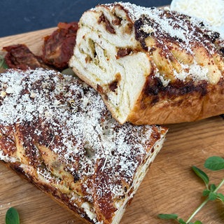 Mediterrane Hefezöpfe