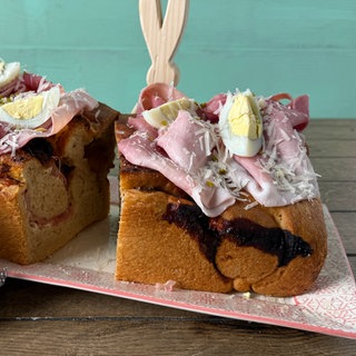 Neapolitanisches Osterbrot mit Schinken und Ei