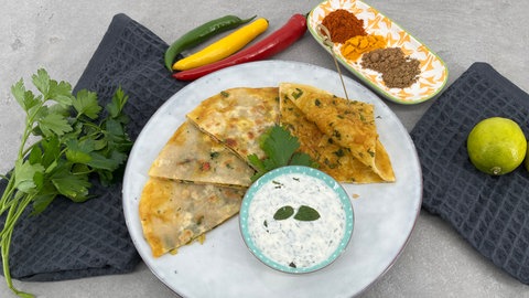 Pfannenbrot (Muli Ka Paratha) mit Kräuter-Rettich-Füllung