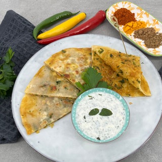 Pfannenbrot (Muli Ka Paratha) mit Kräuter-Rettich-Füllung