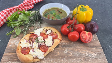 Focaccia mit Ziegenkäse, Tomaten und Zwiebeln