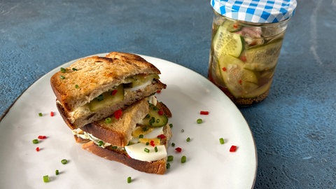 Röstbrot mit eingelegten Gurken und Ei 