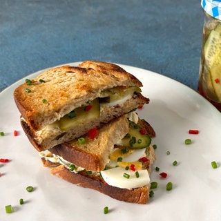 Röstbrot mit eingelegten Gurken und Ei 