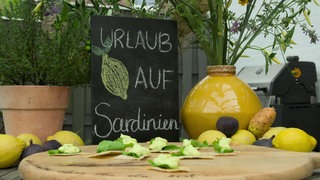 Sardisches Fladenbrot mit Ricotta auf einer Platte