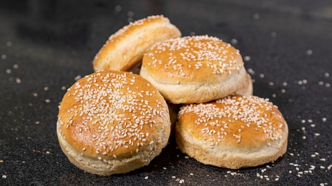 Rezept Burgerbrötchen selber machen: Die fertig gebackenen Burgerbrötchen.