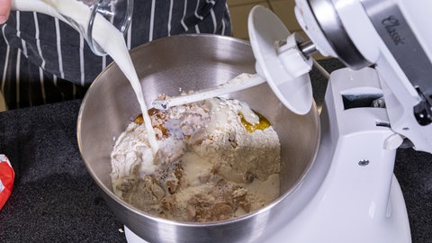 Rezept Burgerbrötchen selber machen: Mehl, Zucker, Öl, flüssige Butter, Honig und Ei zu einem Teig vermengen.