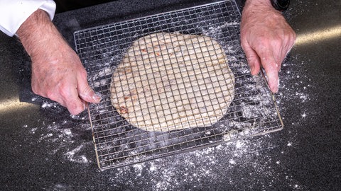 Tomatenbrot backen: Mit einem Gitter kann man Karos auf das Brot zaubern.