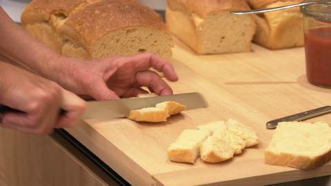 Ein Brot wird geschnitten