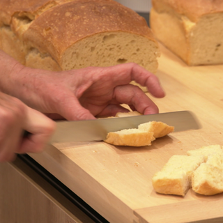 Ein Brot wird geschnitten