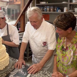Sonja Faber-Schrecklein schaut den Konditoren bei der Arbeit über die Schulter