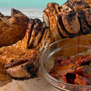 Zupfbrot mit Tomatenpesto