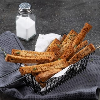 Brotpommes auf einem Teller angerichtet. Ein SWR1 Pfännle-Streetfood Rezept aus dem Ofen als Resteverwertung für altes Brot.