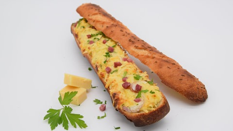 SWR1 Pfännle-Rezept für überbackene Seele oder Brötchen mit Kräutern, Zwiebeln und Speck