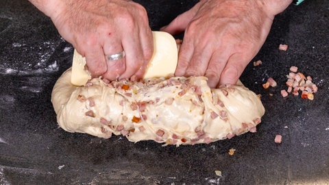 Brot aus Dinkel backen: In den Teig werden Speck und Zwiebeln eingearbeitet.