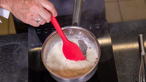 Brot backen mit Brühstück: In einem Topf wird Dinkelmehl und Milch nach Rezept vermengt und erhitzt. 