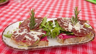 Salamibrote auf einem Teller