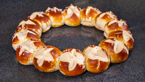 Der fertige Laugenkranz frisch aus dem Ofen. Wie im Rezept beschrieben, das Laugengebäck vor dem Belegen abkühlen lassen.