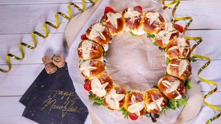 Ein gefüllter Laugenkranz: Der Partysnack für Silvester und Geburtstagsfeiern. Das Laugengebäck kann man mit unserem Rezept einfach selbermachen.