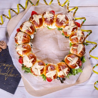 Ein gefüllter Laugenkranz: Der Partysnack für Silvester und Geburtstagsfeiern. Das Laugengebäck kann man mit unserem Rezept einfach selbermachen.