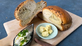 Grün-weiße Flechtbrote mit zweierlei Öl