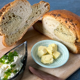 Grün-weiße Flechtbrote mit zweierlei Öl