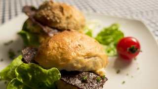 Kartoffelweckle mit Erdäpfelkäs mit einer Tomate