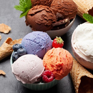 Verschiedene Sorten Speiseeis in Schüsseln