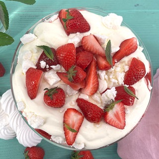 Eton Mess: Baiser-Dessert mit Erdbeeren