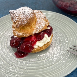 Windbeutel mit Vanillesahne und Kirschen