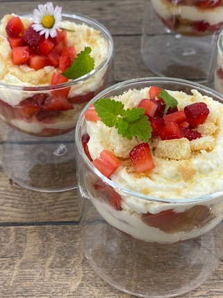 Rhabarber-Erdbeer-Dessert im Glas