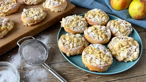 Apfel-Pudding-Schnecken mit Streusel